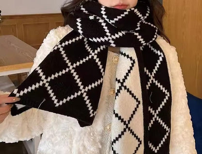 Echarpe réversible géométrique noire et blanche YOPHIY CURVES YOPHIY CURVES