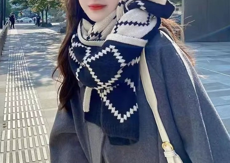 Echarpe réversible géométrique noire et blanche YOPHIY CURVES YOPHIY CURVES