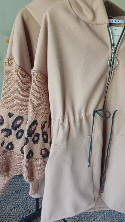Manteau léopard curves bi-matière avec manches en tricot